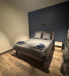 a bedroom with a bed with two towels on it at Maison au calme à Pont-Évêque in Pont-Évêque