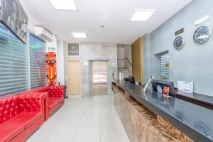 a waiting room with a red couch in a hospital at Hotel Marco Polo Rodadero in Santa Marta +20 photos