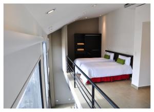 two beds in a room with a balcony at Apart Maral Zárate in Zárate