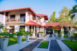a courtyard of a house with potted plants at Sella Villa-Transit Airport in Seeduwa