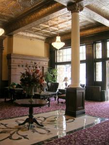 eine Lobby mit einer Säule und einem Tisch in einem Gebäude in der Unterkunft Historic Franklin Hotel in Deadwood