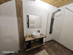 a bathroom with a sink and a mirror at MOFT Borsa in Statjunea Borsa +20 photos
