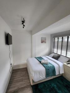 a bedroom with a large bed and a television at Ensuite premier rooms in Basildon +11 photos