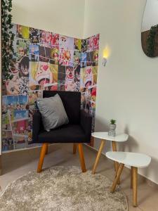 a living room with a black chair and a table at Apê 302 prox ao SESC in Franca +7 photos