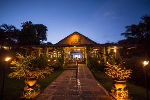 a building with lights and plants in front of it at Hotel Ponta do Madeiro in Pipa