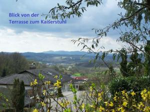 una vista sulla valle da una casa di Ferienwohnung Unterschütz a Ettenheim
