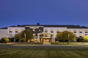 a large white building with a sign that reads courtyard at Courtyard Fargo Moorhead, MN in Moorhead