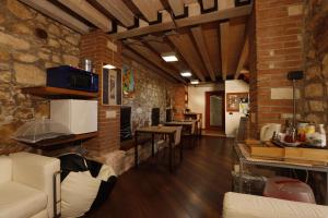 a living room with a brick wall and tables and chairs at Tenuta Maraveja 1462 in Brendola