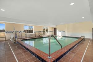 a swimming pool in a hotel room with a pool at Fairfield by Marriott Southeast Hammond, IN in Hammond