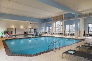 a large swimming pool in a hotel room at Courtyard Fargo Moorhead, MN in Moorhead