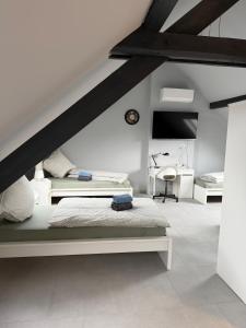 a bedroom with two beds and a desk at WG-Zimmer-Monteurzimmer-Ferienwohnung bis 10 Personen in Aldenhoven
