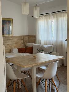 a dining room with a table and chairs and a couch at Elportal in Alta Gracia +11 photos
