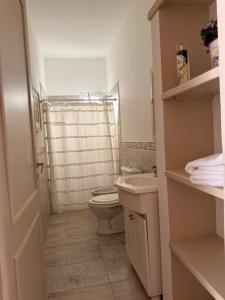 a small bathroom with a toilet and a sink at Elportal in Alta Gracia