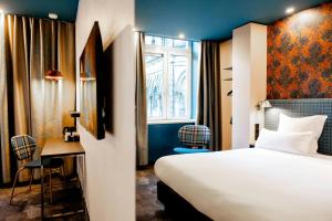 a hotel room with a bed and a window at Motel One Edinburgh-Princes in Edinburgh