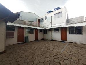 an empty parking lot in front of two buildings at Vila do Chaves Casa da Popis 23 in Itajaí
