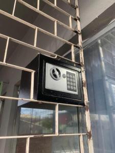 a microwave on the top of a bunk bed at Vila do Chave Dona Florinda 14 in Itajaí