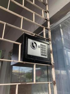 a microwave on the top of a bunk bed at Vila do Chaves Bruxa do 71 in Itajaí