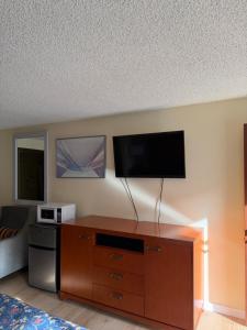 a living room with a flat screen tv on a wall at Federal Way Motel in Federal Way +17 photos
