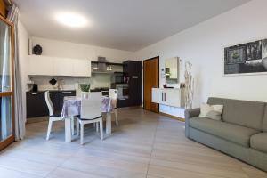a living room and kitchen with a table and a couch at HOUSE GARDEN MILANO -Pet Friendly, Giardino Chiuso in Trezzano sul Naviglio