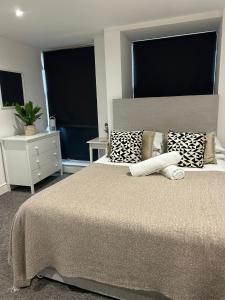 a bedroom with a large bed and two windows at Studio 3 - Eign St Hereford in Hereford +3 photos