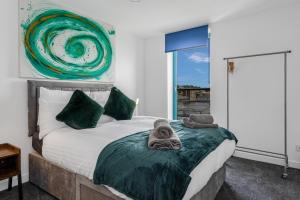 a bedroom with a bed with towels on it at PENTHOUSE - Spacious, Stunning River Views, Foosball Table, Central, River Front, V&A, Train Station, City Centre, Lift Access, Free Parking & Fully Equipped by SUNRISE LONG LETS and SERVICED ACCOMMODATION DUNDEE - Reduced Mobile App Price in Dundee