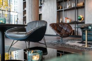 a leather chair sitting on a table in a room at Motel One Berlin-Spittelmarkt in Berlin