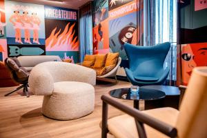 a room with a bunch of chairs and tables at Motel One Berlin-Potsdamer Platz in Berlin +42 photos