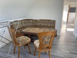a table and chairs with a couch in a room at Monteurwohnung Hohenstadt in Hohenstadt +23 photos