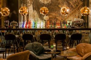 a bar at a restaurant with chairs and tables at Motel One München-Sendlinger Tor in Munich