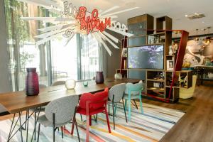 a dining room with a table and chairs at Motel One Köln-Mediapark in Cologne +25 photos