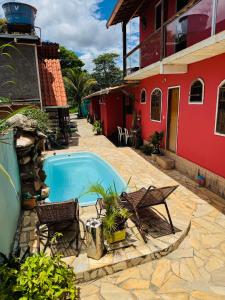 a backyard with a swimming pool and a house at Pousada Núcleo da Serra in Serra do Cipo