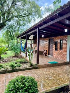 a patio of a house with a brick building at Sítio Harmonia! in Harmonia