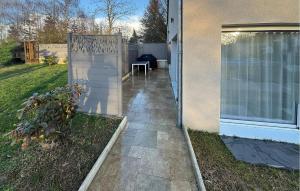a walkway next to a house with a window at Studio Tout Confort in Fondettes