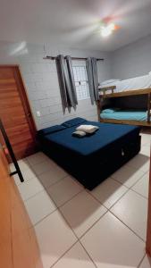 a bedroom with two bunk beds in a room at Quarto Familiar Próximo ao Aeroporto de Guarulhos in Guarulhos
