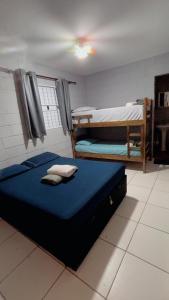 a bedroom with two bunk beds in a room at Quarto Familiar Próximo ao Aeroporto de Guarulhos in Guarulhos +4 photos