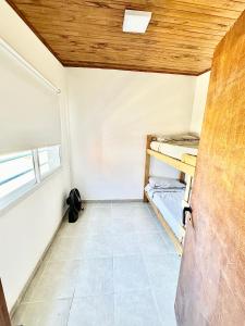a small room with bunk beds in it at Casa de 2 dormitorios, zona parque in Necochea