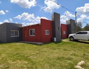 a truck parked in front of a building at Casa de 2 dormitorios, zona parque in Necochea