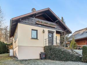 a small house with a roof at Das Haus am Wald in Waltershausen