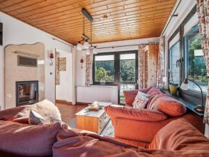 a living room with a couch and a table at Das Haus am Wald in Waltershausen