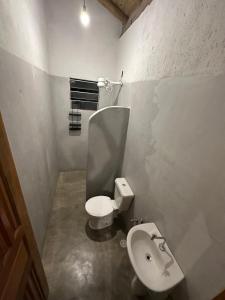a bathroom with a toilet and a sink at Casa Mojubá in Porto Seguro