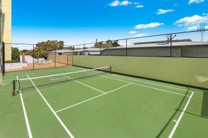 an image of a tennis court at Santorini Twin Waters in Mudjimba +116 photos