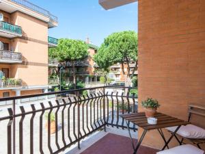 a balcony with a wooden table and a brick wall at Guesthouse Park Pines in Rome