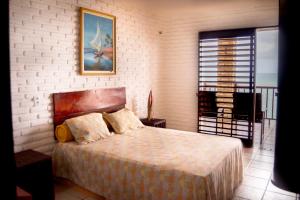a bedroom with a large bed in a room at Casa triplex Lagoinha in Lagoinha