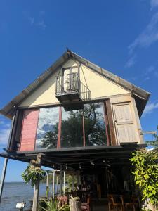 a house with a balcony on top of it at Rancho Morgan in San Lázaro