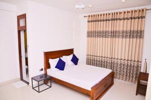 a bedroom with a bed and a window at Windsor in Kandy
