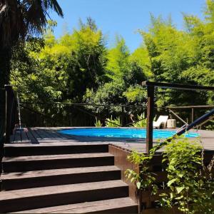 a swimming pool with stairs leading up to it at Cabaña - El Bamboo Eventos in Arturo SeguÃ­