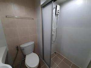 a bathroom with a toilet and a shower at GO INN Suvarnabhumi Airport โก อินน์ สนามบินสุวรรณภูมิ in Lat Krabang