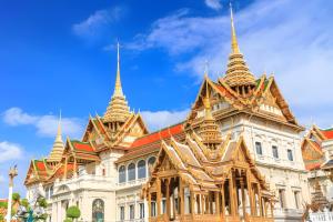 a building with gold domes on top of it at GO INN Suvarnabhumi Airport โก อินน์ สนามบินสุวรรณภูมิ in Lat Krabang