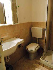 サンレモにあるHermit 38のバスルーム(トイレ、洗面台付)