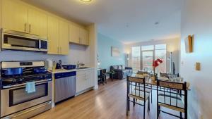 a kitchen with a stove and a table with chairs at Stylish Home With Free ParkingZA in Stamford